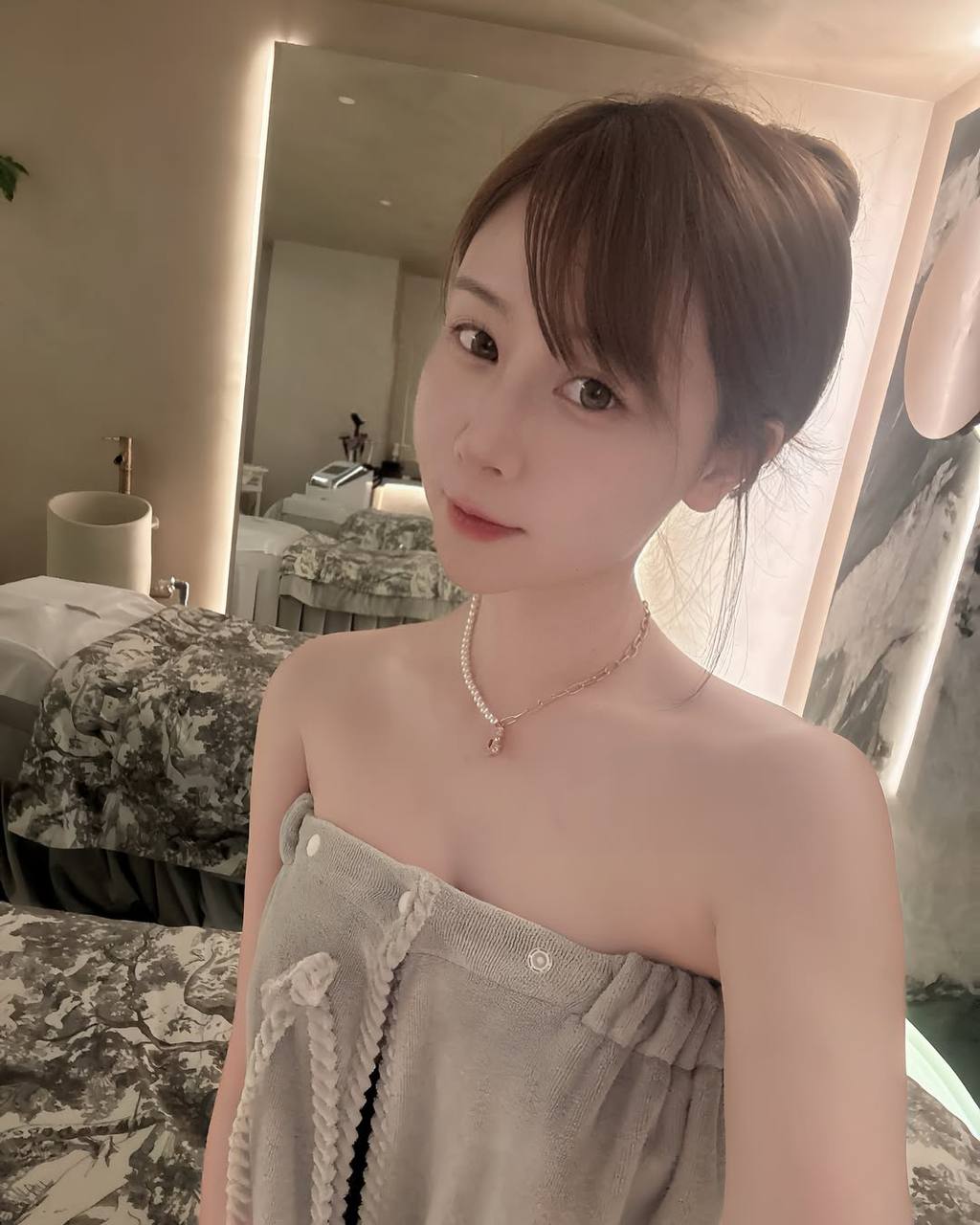 Beautiful therapist offering massage service in Singapore